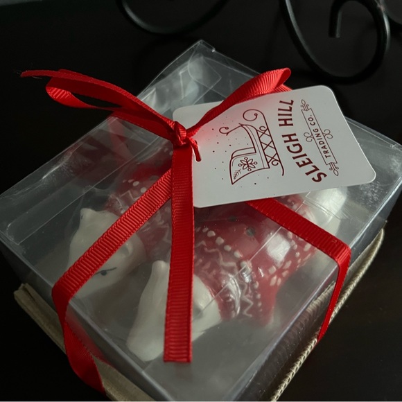 Sleigh Hill Trading Co. Polar Bear Salt & Pepper Shaker Set - Picture 4 of 4